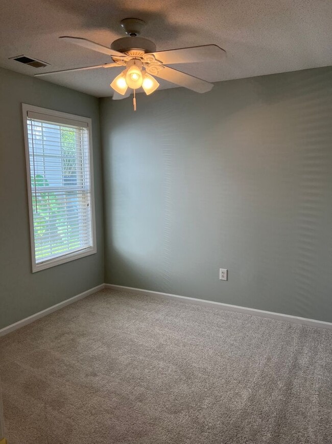 Building Photo - Beautiful Lake Side Location! Lake Linden ...