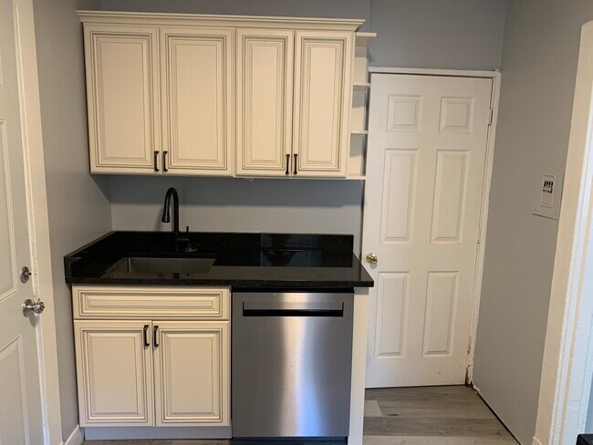 Building Photo - 2208 Crittenden Dr