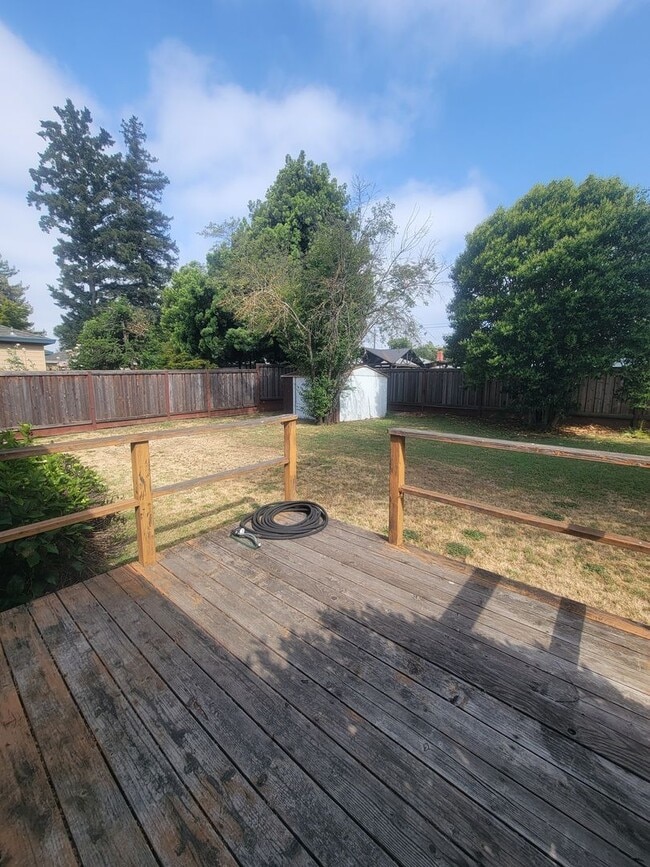Building Photo - Charming 2 Bedroom, 1 Bathroom Home in San...