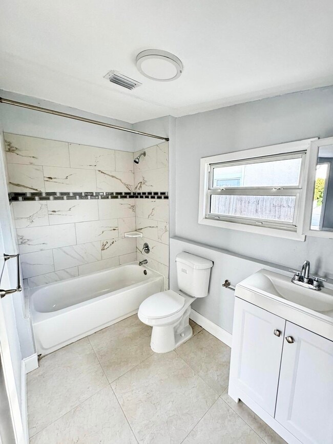 Building Photo - 350 Cypress Dr