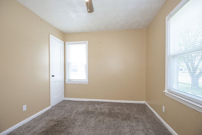 Building Photo - 3 Bedroom/1 bath Single House!!
