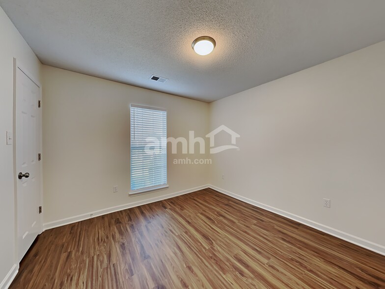 Building Photo - 2605 Hunters Pointe Dr