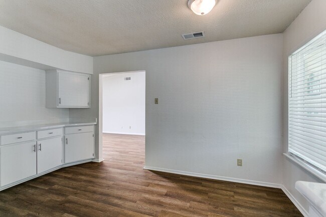 Building Photo - 1808 Ridgewood Dr
