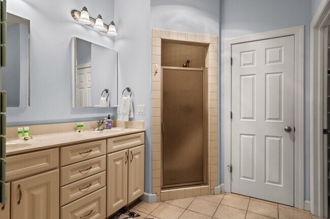 Building Photo - Furnished Pet-Friendly 30-Day Extended Stay Riverfront Condo