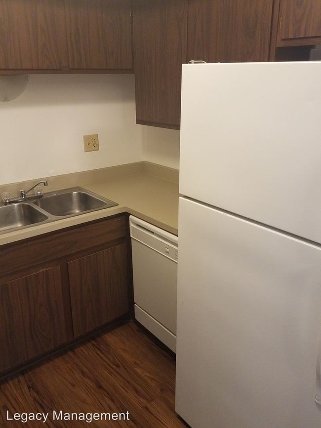 Crestwood Apartments 801907 W Crestwood Dr Peoria IL 61614