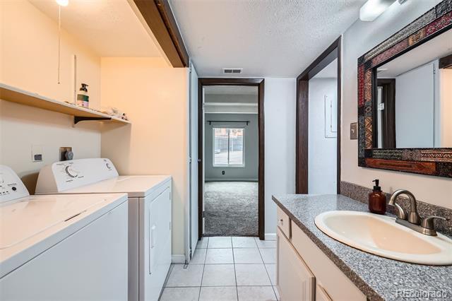 Building Photo - 2525 S Dayton Way