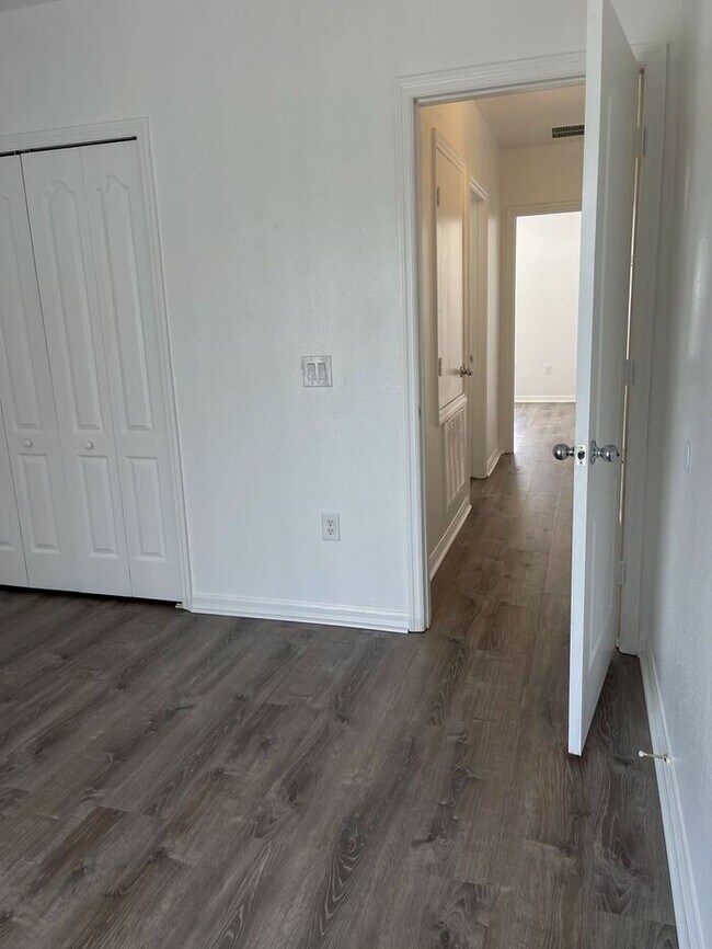 Building Photo - Beautifully Updated 3-Bedroom Townhouse in...