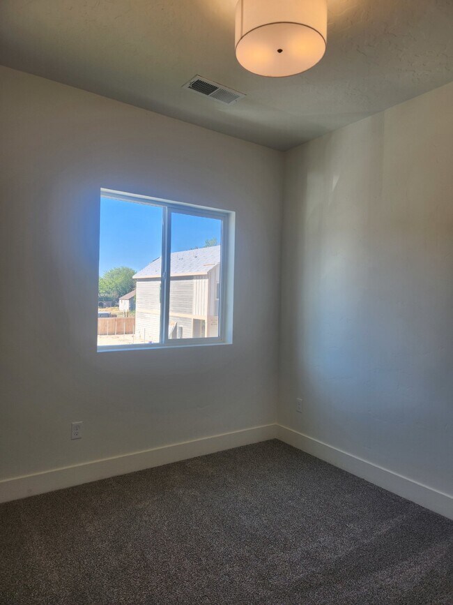 Building Photo - "Modern Comfort Awaits: Spacious and NEW 3-Bed Townhouse Available June 1st!