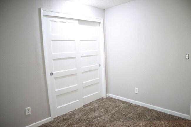 Building Photo - 10111 NE Tanglewood Dr