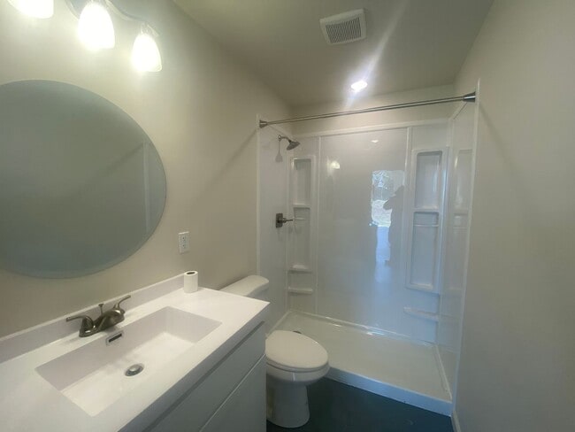 Building Photo - Remodeled 2bed/1bath near Industrial Park!