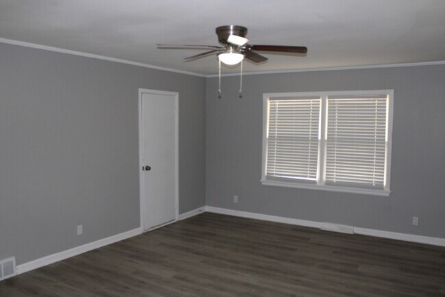 Building Photo - Unique Rental in Grandview with 3 bay gara...