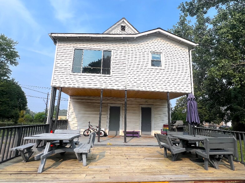 Building Photo - 1421 Fischer St