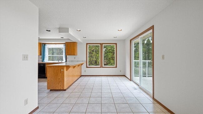 Building Photo - Spacious 4-Level Home with Panoramic Views for Lease – Hills West, South Richland – $2,800/mo
