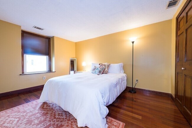 Building Photo - 474 E 7th St