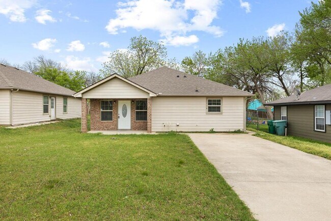 Building Photo - Step into comfort and modern convenience with this charming 3-bedroom, 2-bathroom home in Sherman...