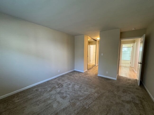 Building Photo - Wonderful 2 bedroom/2 bath lower level con...