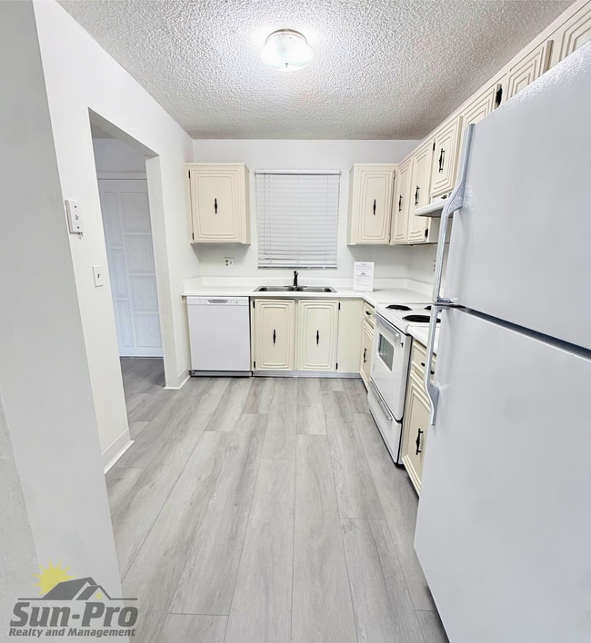 Building Photo - 3606 S Peninsula Dr