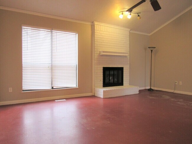 Building Photo - 10340 Exter Ave