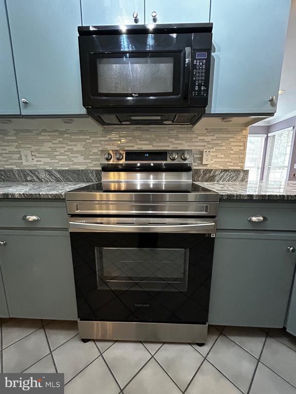 Building Photo - 1410 Stratford Ct