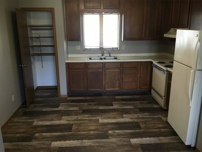 Building Photo - 1105 E Bowen Ave