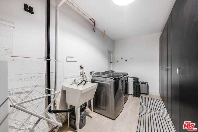 Building Photo - 7191 Pacific View Dr