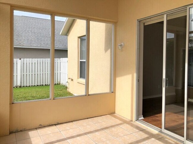 Building Photo - Lovely 3/2 Spacious Home and a 2 Car Garag...