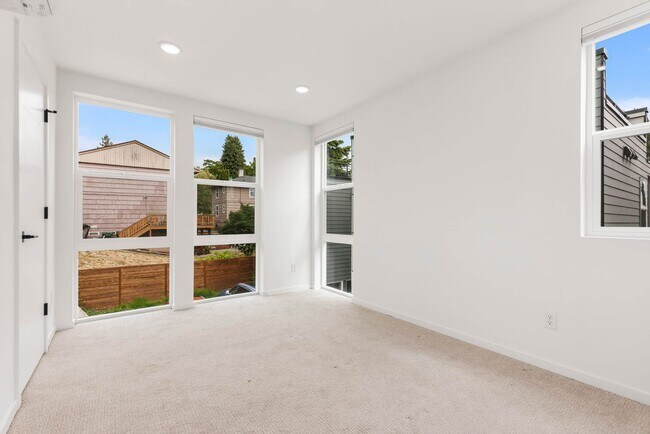 Building Photo - Modern Standalone Townhome with Private Rooftop Deck