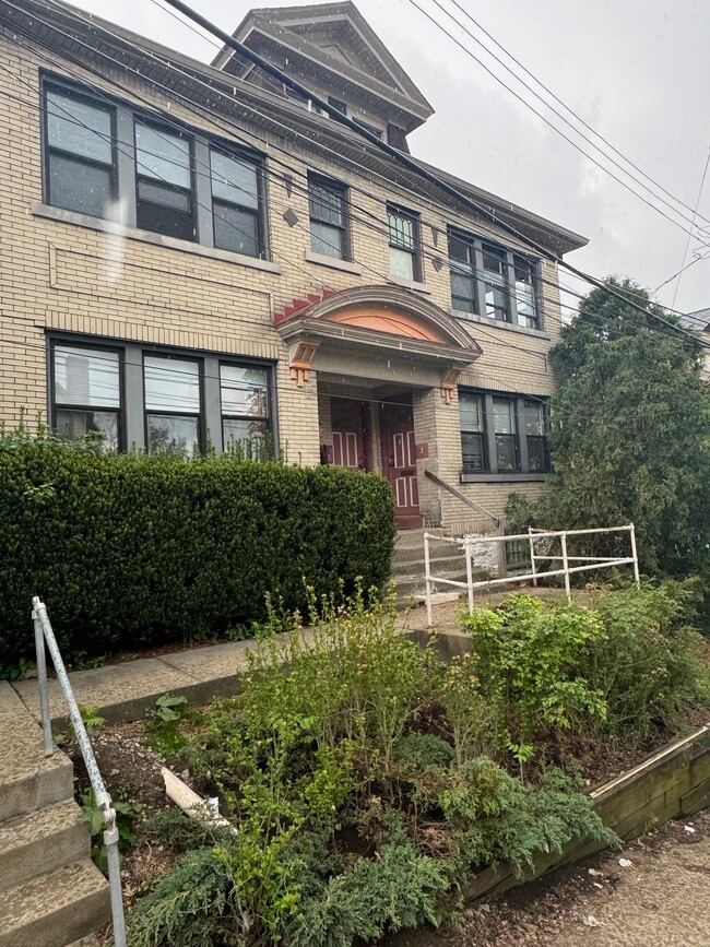 Building Photo - 2809-2811 Neeld Ave