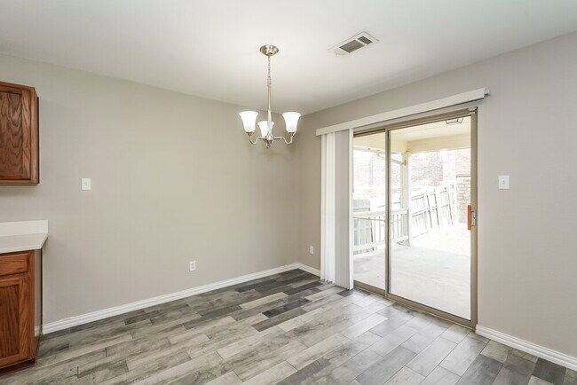 Building Photo - 5105 Raymond Dr