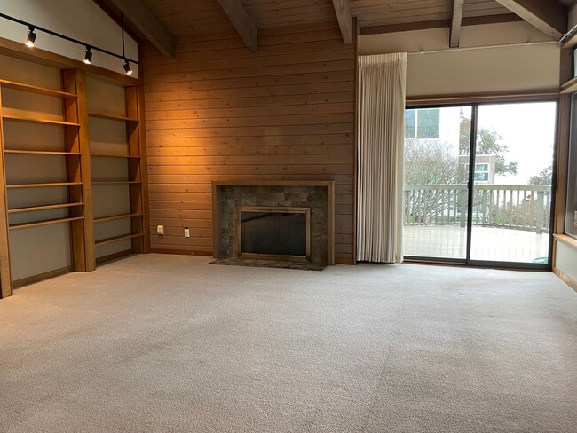 Building Photo - Magnolia Sound view home located near coveted Carleton park neighborhood
