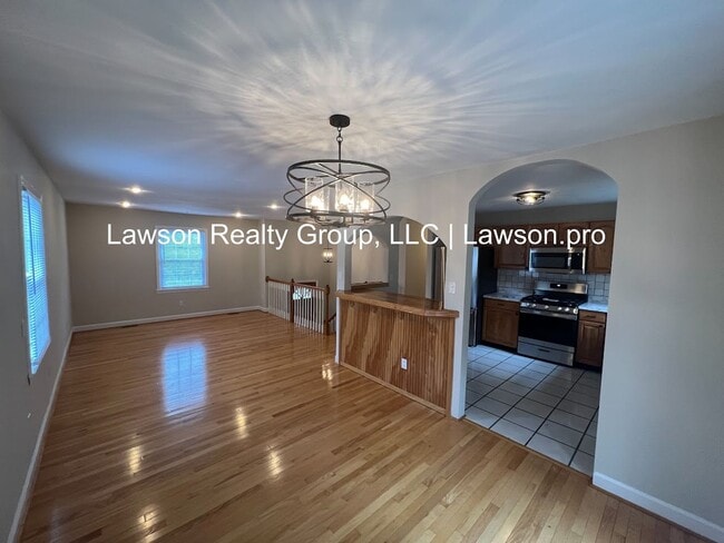 Building Photo - Beautiful Cave Spring Split Level with Bac...