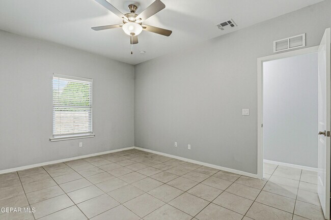 Building Photo - 11500 Summer Dr