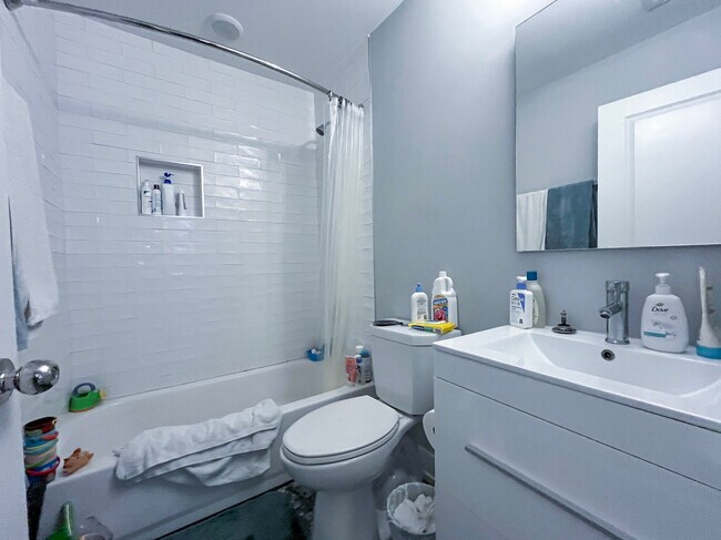 Building Photo - 1750 W Summerdale Ave