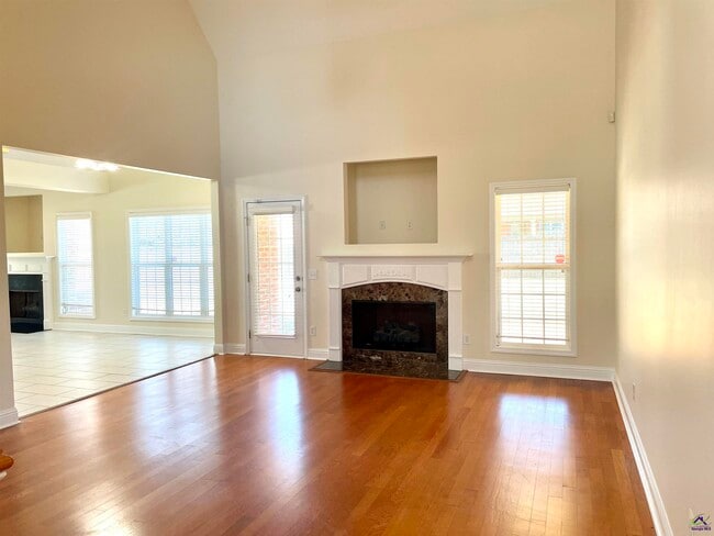 Building Photo - 300 Pembroke Pointe