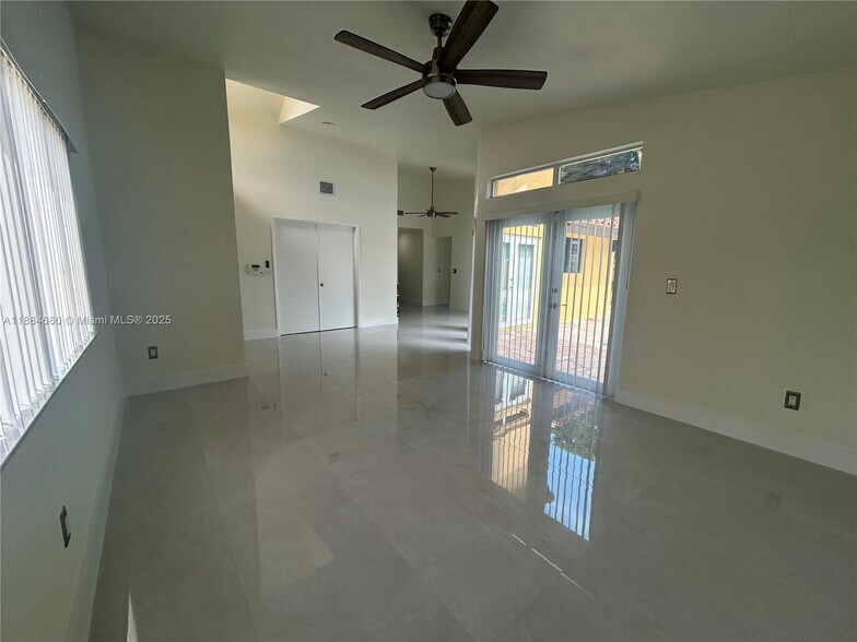 Building Photo - 20627 NE 9th Pl