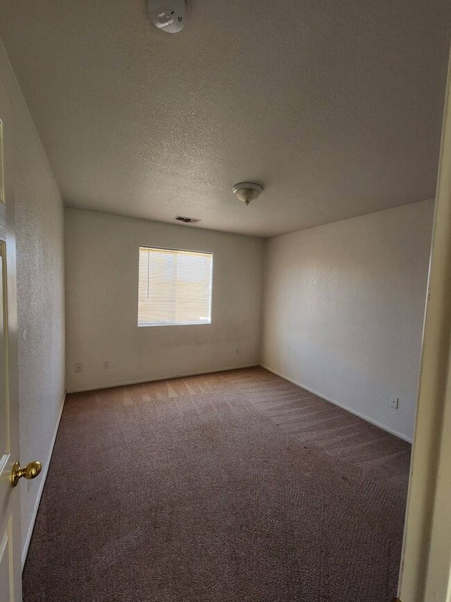 Building Photo - Centrally Located! Bring Your Family Home ...