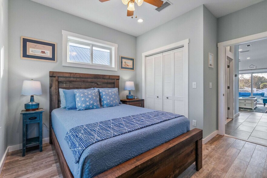 Building Photo - 11 Comares Ave S