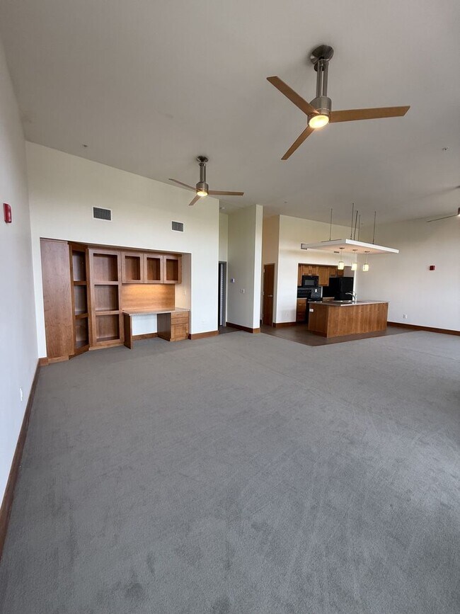 Building Photo - Luxury Apartment