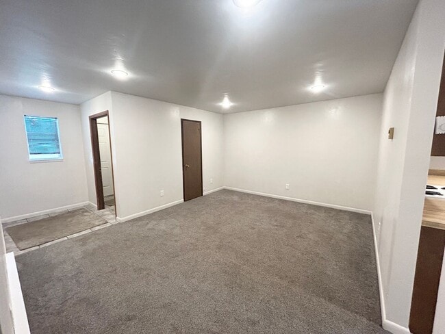Building Photo - 640 W Valley Dr
