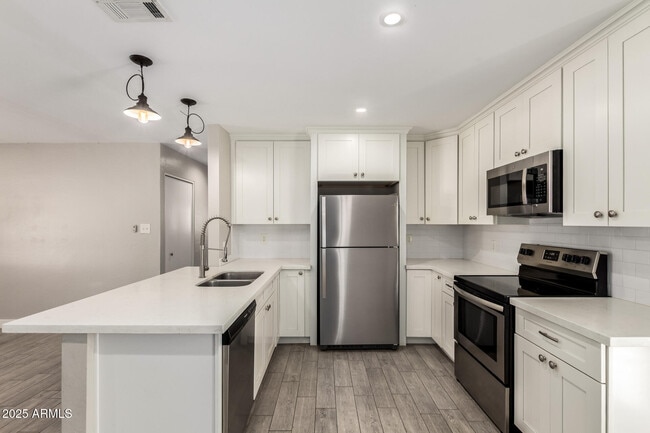 Building Photo - 331 E Continental Dr