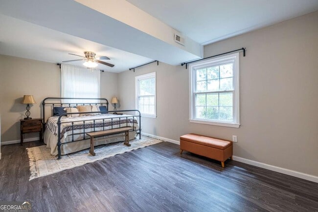 Building Photo - 2439 Parkland Dr