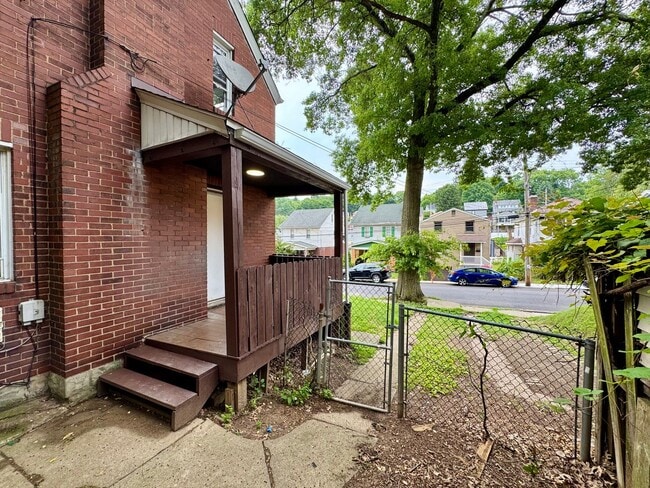 Building Photo - Adorable 2 Bed 1 Bath Home in Brookline W/dedicated office/library space!