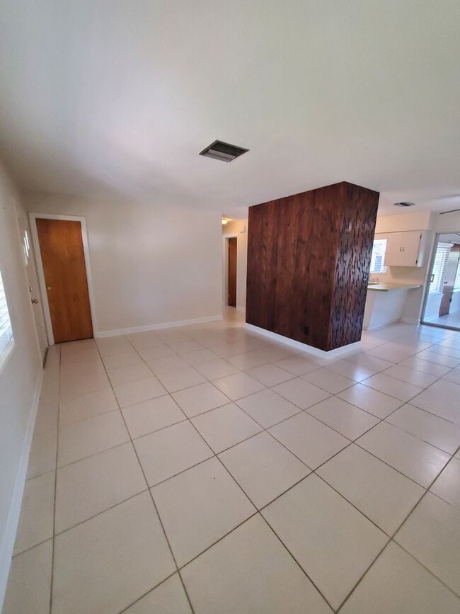 Building Photo - QUIET AND WELL MAINTAINED NEIGHBORHOOD
