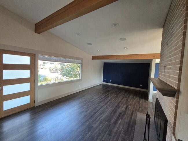 Building Photo - 3Bedroom, 2.5 Bath Mid Century Modern Home...