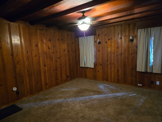 Building Photo - 2 Bedroom 1 Bath Super Cute.