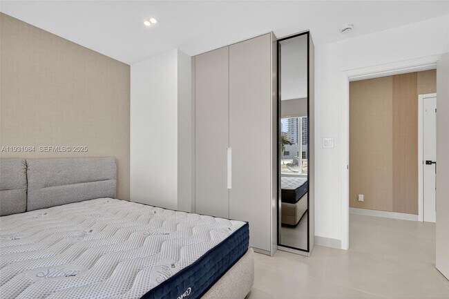 Building Photo - 3830 NE 171 St