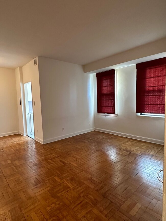 Building Photo - Foggy Bottom One Bedroom, All Utilties Inc...