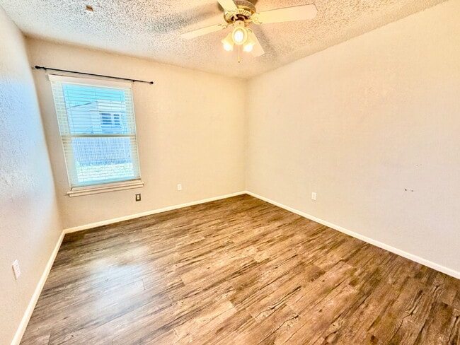 Building Photo - "Charming 3-Bedroom Home with 2 Full Baths in Lubbock's Heart – 1277 Sq Ft of Comfort Await!"