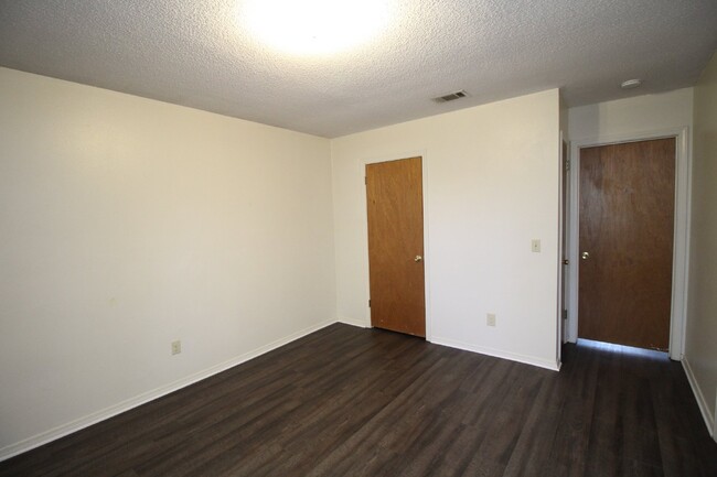 Building Photo - 3/2 brick with fenced backyard in SW Pensa...