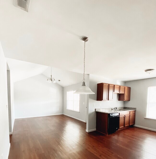 Building Photo - 133 Flatview Way